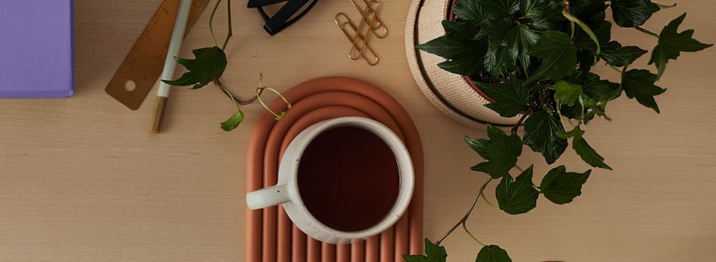 Profissional trabalhando com café da manhã - IZ English School