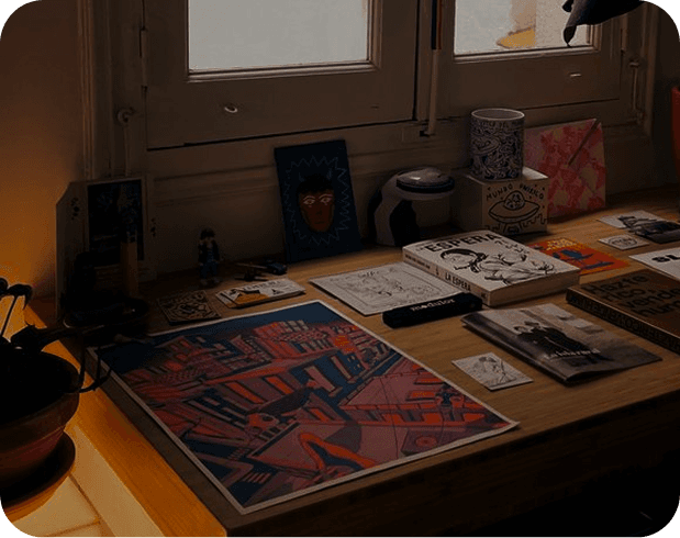 Mesa de estudo com livros e quadros - ambiente criativo IZ English